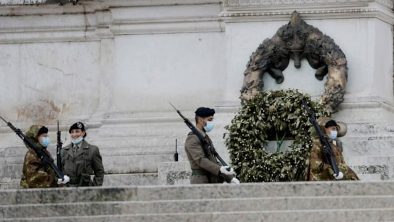 Italienische Soldaten bewachen das Grab des unbekannten Soldaten in Rom. (Bild: AP)