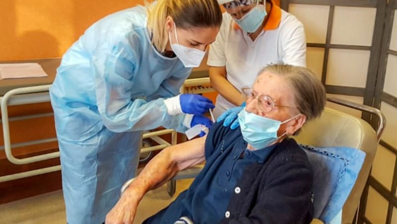 In einem Pflegeheim in Mailand erhielt die 108-jährige Fatima Negrini ihre Corona-Schutzimpfung. Nun gibt es aber auch in Italien Berichte, dass Lokalpolitiker und andere Personen geimpft wurden, obwohl sie noch gar nicht an der Reihe waren. (Bild: AFP)