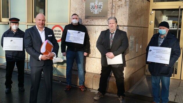 Unterstützung für Ex-Betriebsrat Richard Brandl (2. v. re.) und Rechtsanwalt Johannes Bügler (2. v. li.) vor der Verhandlung. (Bild: Zwefo)