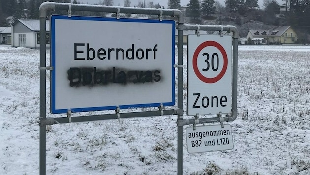 Mehrere Ortstafeln wurden beschmiert, so auch in Eberndorf/Dobrla vas. (Bild: Polizei)