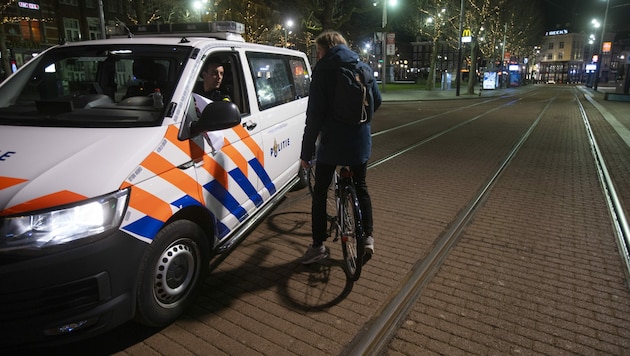 Die Polizei in den Niederlanden kontrolliert die Einhaltung der nächtlichen Ausgangssperre. (Bild: AP)
