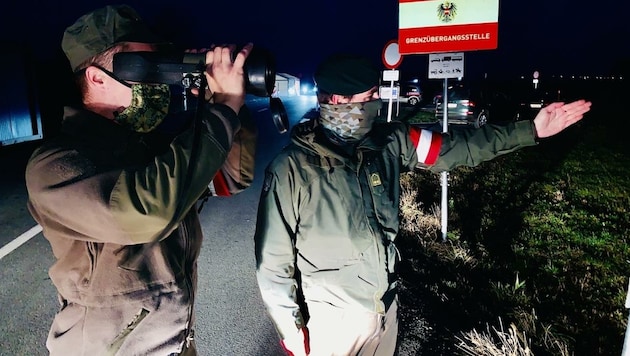 Rund um die Uhr bewachen Soldaten im Assistenzeinsatz die Grenze zu Ungarn. (Bild: Schulter Christian)