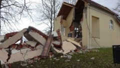 Zerstörung überall: In Novo Selo Glinsko stürzte sogar der Kirchturm ein. (Bild: FF Neudorf / Burgenland)