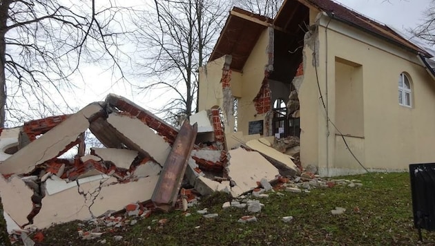 Zerstörung überall: In Novo Selo Glinsko stürzte sogar der Kirchturm ein. (Bild: FF Neudorf / Burgenland)