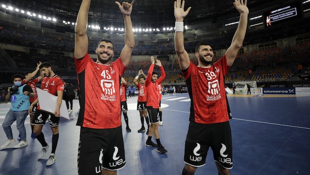 Ägyptens Spieler Seif Mohamed Elderaa (L) und Yehia Elderaa feiern den Einzug ins Viertelfinale. (Bild: AFP/Mohamed Abd El Ghany)