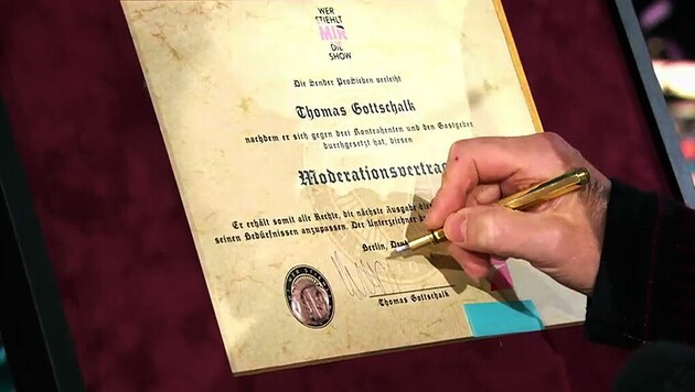 Thomas Gottschalk unterschreibt seinen Vertrag. (Bild: ProSieben)