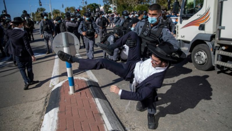 Die Polizei geht gegen Israelis vor, die sich nicht an die Anti-Corona-Maßnahmen halten. (Bild: ASSOCIATED PRESS)