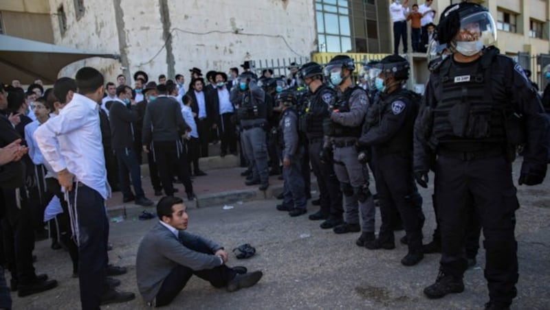 Ultraorthodoxe Juden protestierten in Israel gegen die Corona-Beschränkungen. (Bild: ASSOCIATED PRESS)