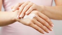 beautiful woman hands with cream (Bild: dusk/stock.adobe.com)