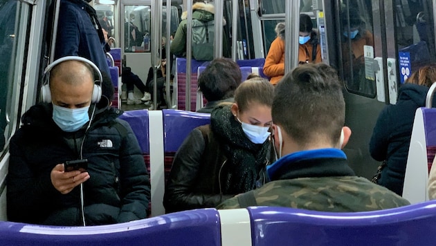 Die Maskenpflicht in der Pariser U-Bahn ist bereits obligatorisch - nun soll auch geschwiegen werden. (Bild: AFP/Martin BUREAU)