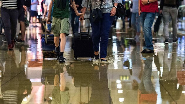 Reisende gehen am 22.6.2017 durch den Hauptbahnhof in Hannover (Niedersachsen). Nach starken Regenfällen stand Regenwasser im Hauptbahnhof und sorgte für Verspätungen im Bahnverkehr. (Bild: APA/dpa/Silas Stein)