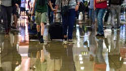 Reisende gehen am 22.6.2017 durch den Hauptbahnhof in Hannover (Niedersachsen). Nach starken Regenfällen stand Regenwasser im Hauptbahnhof und sorgte für Verspätungen im Bahnverkehr. (Bild: APA/dpa/Silas Stein)