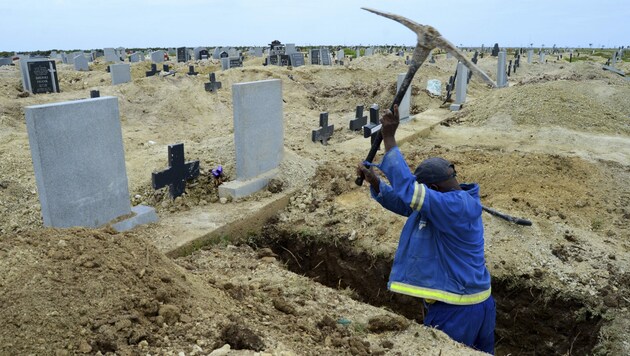Im südlichen Afrika haben Totengräber aufgrund der Mutation leider viel zu tun. (Bild: AP)