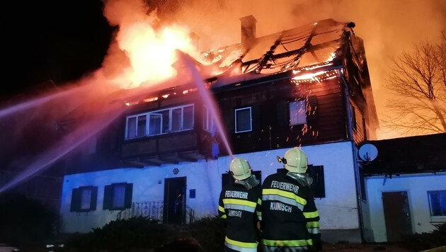 Vom Wirtschaftsgebäude griffen die Flammen auf ein benachbartes Bauernhaus über, das komplett niederbrannte. (Bild: BFV Liezen / Schlüßlmayr)