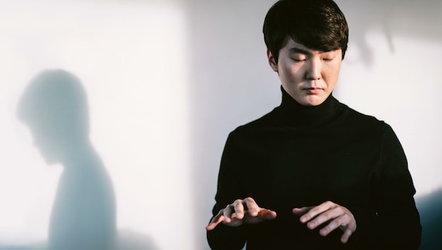 Volle Konzentration vor einer ehrenvollen Aufgabe: Der in Paris ausgebildete Pianist Seong-Jin Cho ist der erste Mensch, der das neue Stück von Mozart in der Öffentlichkeit aufführen darf. (Bild: Stiftung Mozarteum/Christoph Koestlin)