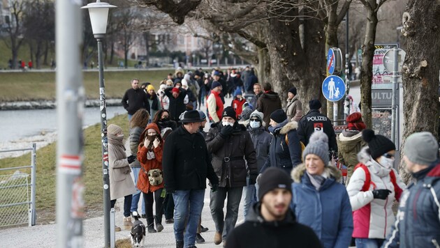 Rund 450 Demonstranten machten am Sonntag ihrem Ärger bei dem nicht genehmigten Spaziergang Luft. (Bild: Tschepp Markus)