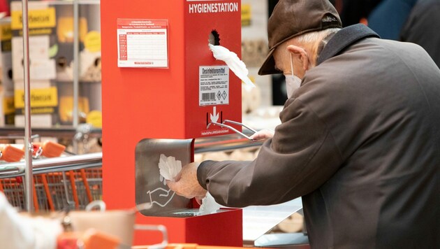 Seit Montag sind FFP2-Masken in Österreich auch beim Einkaufen in Supermärkten vorgeschrieben. (Bild: AFP)