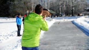 Nun kann man auch auf Natureis wieder Eisstockschießen (Symbolbild) (Bild: ROLAND HOLITZKY)