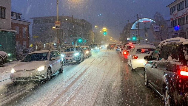 Der Schnee ist zurück - Stau auf den Straßen Salzburgs (Bild: Markus Tschepp)
