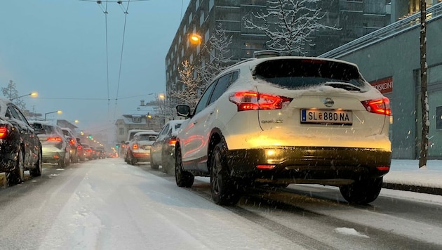Der Schnee ist zurück - Stau auf den Straßen Salzburgs (Bild: Markus Tschepp)