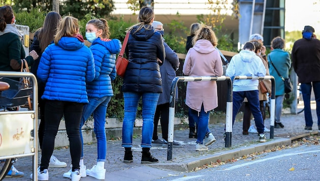 Wartende Menschen vor einer Teststraße in Bozen (Bild: APA/AFP/PIERRE TEYSSOT)