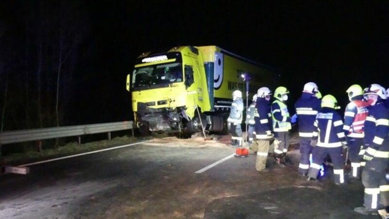 Der Lkw wurde schwer beschädigt (Bild: FF Langenstein)