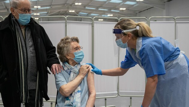 In Großbritannien erhalten auch Senioren den AstraZeneca-Impfstoff, wie hier der 90-jährige Geoff Holland und seine Frau Jenny in Mansfield. (Bild: APA/AFP/POOL/Joe Giddens)
