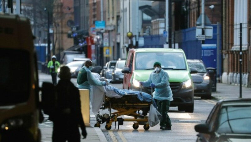 Ein Corona-Patient wird ins Royal-London-Krankenhaus eingeliefert. (Bild: AP/Matt Dunham)