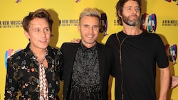 Zuletzt nur noch zu dritt auf der Bühne: Mark Owen, Gary Barlow und Howard Donald (Bild: Peter Byrne / PA / picturedesk.com)