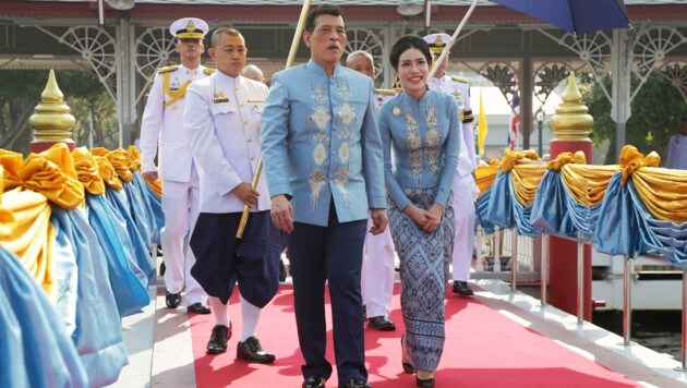 König Maha Vajiralongkorn und seine Geliebte Sineenat „Koi“ Wongvajirapakdi im Partnerlook (Bild: APA/AP)