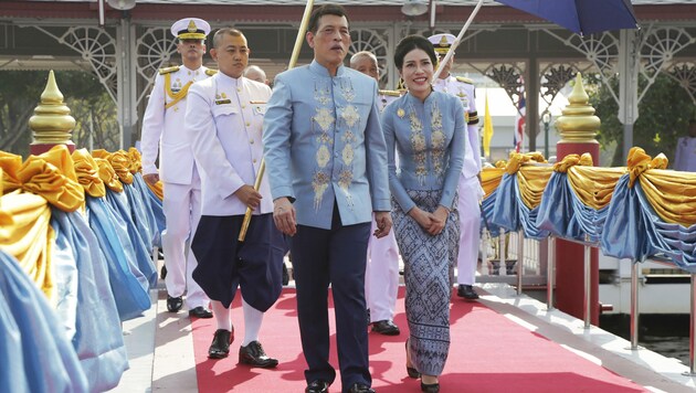 König Maha Vajiralongkorn und seine Geliebte Sineenat „Koi“ Wongvajirapakdi im Partnerlook (Bild: APA/AP)