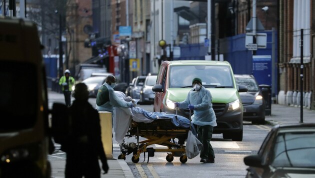 Großbritannien erreichte laut der Regierung in London den traurigen Meilenstein von mehr als 100.000 Covid-Toten. (Bild: AP)