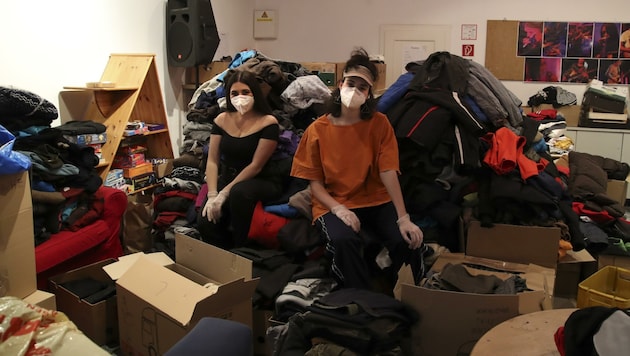 Sophie Berghäuser und Clea Eliasch sortieren und verpacken bereits seit Tagen die unzähligen gespendeten Jacken, Schuhe, Decken und Schlafsäcke. (Bild: Tröster Andreas)