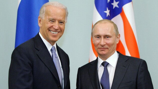 Bessere Zeiten: Russlands Präsident Putin (rechts) und Joe Biden, damals Vizepräsident der USA, geben sich im März 2011 die Hände. (Bild: AFP)