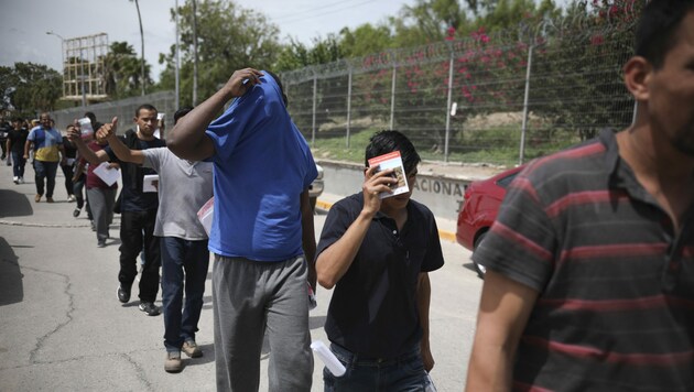 Nach Mexiko zurückkehrende Migranten (Bild: AP)