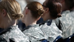Das Pentagon hat Lockerungen für das äußere Erscheinungsbild von Soldatinnen bekannt gegeben. (Bild: AP)