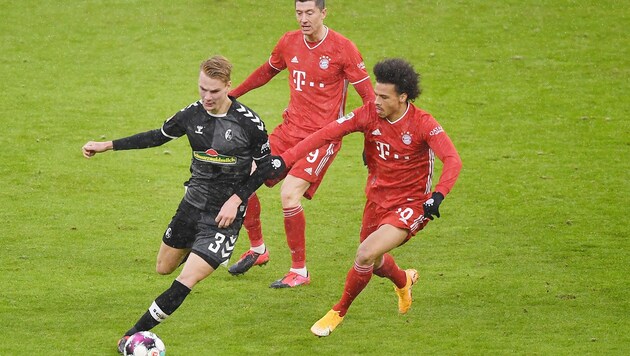 Philipp Lienhart (li.) im Duell mit den Bayern-Stars Robert Lewandowski und Leroy Sane (Bild: GEPA)