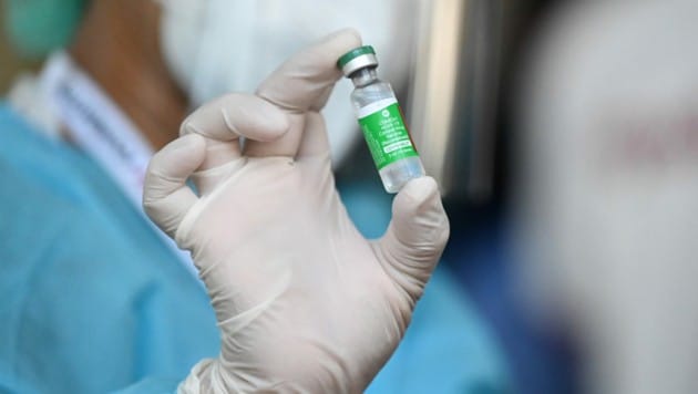 Der vergleichsweise günstige Impfstoff von AstraZeneca ist aufgrund der Lieferengpässe derzeit eine heiß begehrte Ware. (Bild: AFP)