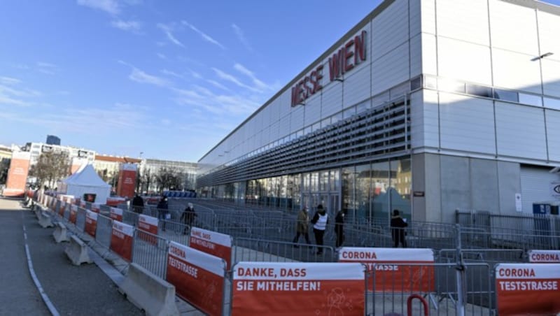 In der Messe Wien fanden schon die Massentests statt, jetzt wurden hier Impfstraßen eingerichtet. (Bild: APA/HERBERT NEUBAUER)