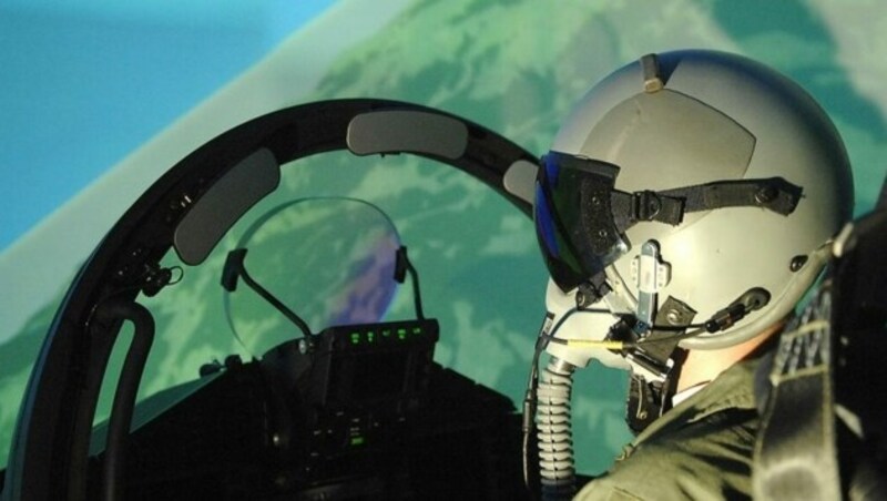 Ein Pilot im Eurofighter-Simulator in Zeltweg (Bild: Bundesheer)