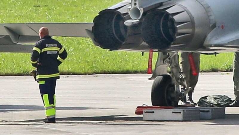 Ohne Bodenpersonal kein Flugbetrieb: zahlreiche Überstunden bei der Unterstützungsmannschaft (Bild: Christof Birbaumer/Kronen Zeitung)