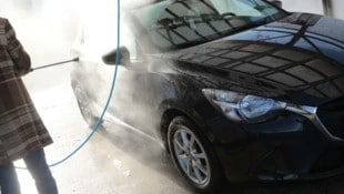 Nach einer Autowäsche gab der junge Steirer Gas (Symbolbild). 