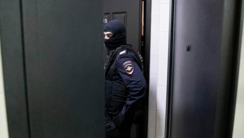 Ein Polizist bei der Durchsuchung der Wohnung des inhaftierten russischen Oppositionspolitikers Alexej Nawalny. (Bild: AP)