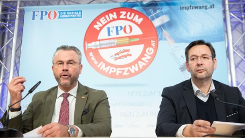 FPÖ-Bundesparteichef Norbert Hofer (links) und Bildungssprecher Hermann Brückl (Bild: APA/ROLAND SCHLAGER)