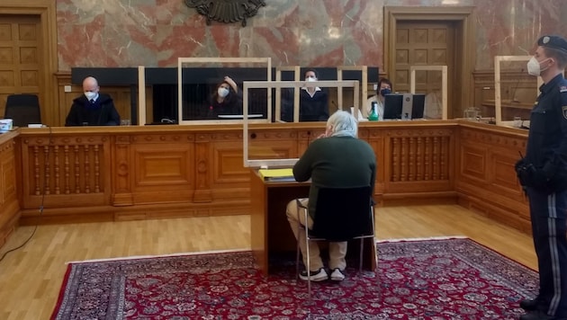 Der Angeklagte im Schwurgerichtssaal des Salzburger Landesgerichtes (Bild: Lovric Antonio)