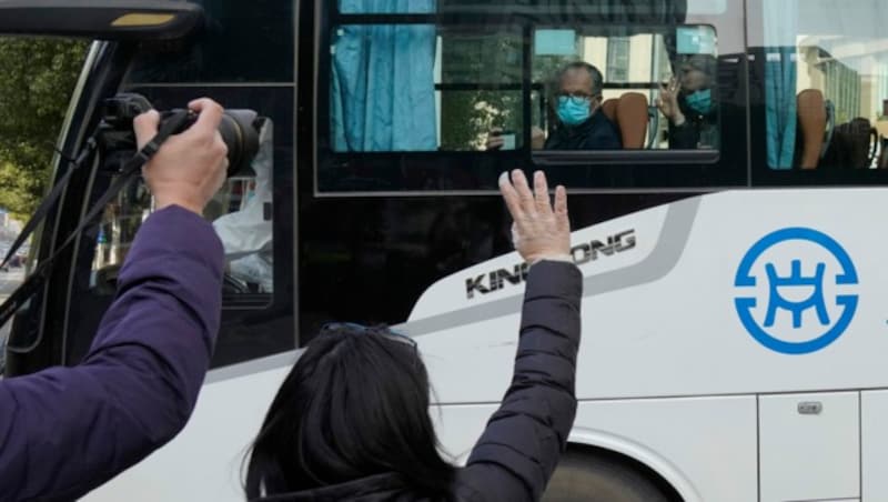 Nach ihrer 14-tägigen Quarantäne in einem Hotel in China beginnen die WHO-Experten nun ihre Arbeit. (Bild: AP)
