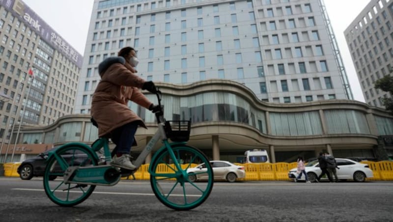 In diesem Hotel in China waren die WHO-Experten zwei Wochen lang zur Quarantäne untergebracht. (Bild: AP)