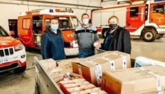 Knapp zehn Tonnen Hilfsgüter kamen bei der Feuerwehr in Rechnitz zusammen, wie Stefan Weisz (Mitte) hocherfreut mitteilte. Die Sachspenden wurden rasch im Konvoi in das vom Erdbeben zerstörte Krisengebiet in Kroatien gebracht. (Bild: Schulter Christian)