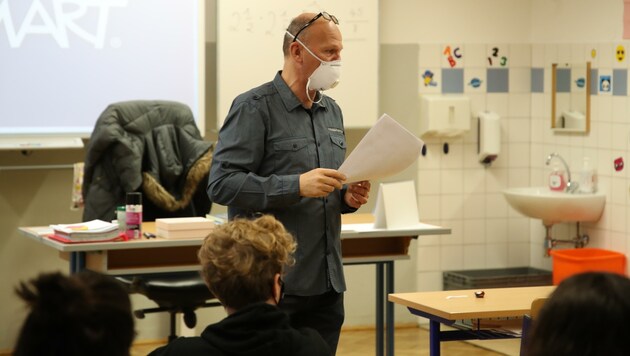 Für Lehrer gilt in den Schulen FFP2-Maskenpflicht, wenn sie sich nicht wöchentlich testen lassen. Selbst-Tests stehen ihnen nicht zur Verfügung. (Bild: Tröster Andreas)