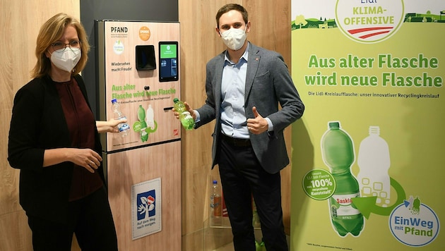 Klimaschutzministerin Leonore Gewessler (Grüne) und Alessandro Wolf (Vorsitzender der Geschäftsleitung von Lidl Österreich) (Bild: APA/HELMUT FOHRINGER)